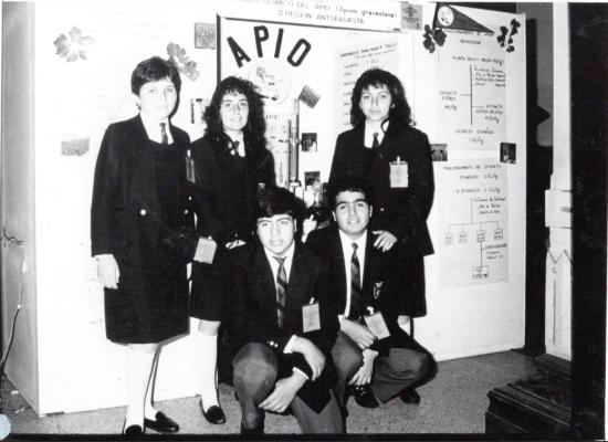 Proyecto “Estudio químico del apio”, 3ero medio. Colegio Eagle School, Antofagasta, 1989. Colección Archivo Patrimonial FCNJ